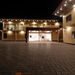 Hotel Treebo Grand Vistara Airport, Kochi